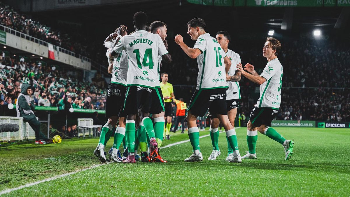 Los jugadores del Racing celebran un gol en El Sardinero.
