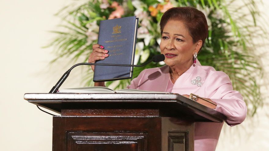 Kamla Persad-Bissessar jura como primera ministra de Trinidad y Tobago