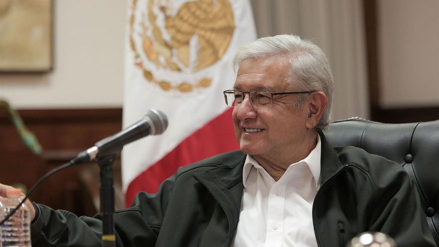 Fotografía cedida hoy, por la presidencia de México, del mandatario mexicano Andrés Manuel López Obrador, durante una reunión de trabajo en Palacio Nacional, en la Ciudad de México.