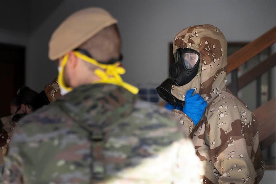 Efectivos del Ejército de Tierra, con trajes de protección, realizan labores de desinfección en el centro de salud de la zona centro de Santa Cruz