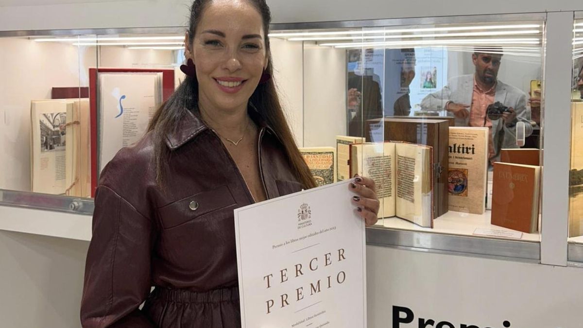 Guacimara Medina, con el premio junto a la vitrina en la que se exhibe en libro premiado.