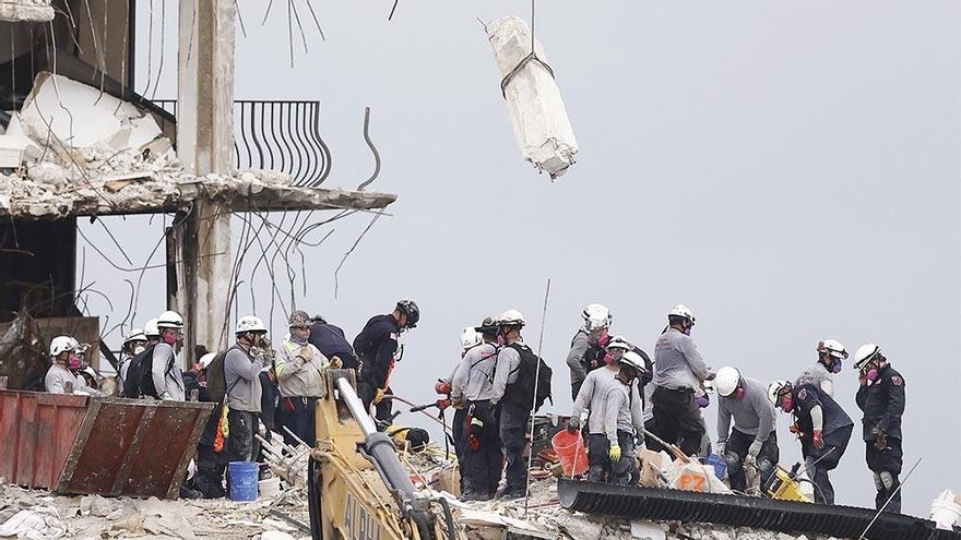Ya son 24 los muertos en el derrumbe de Miami y adelantan la demolición del resto del edificio