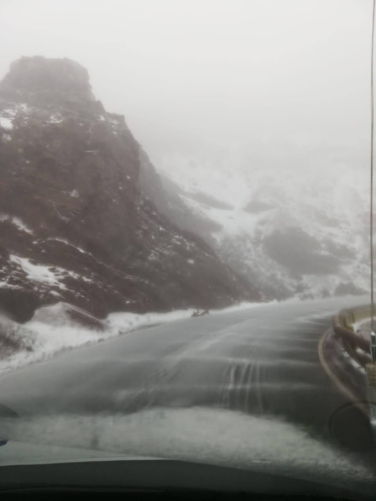 Hielo y nieve en el entorno y carretera de acceso del Roque de Los Muhcachos, este lunes (Foto: ANA BEA)