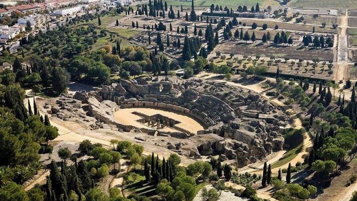 Cuna de Trajano y Adriano, esta fue la primera ciudad romana fundada en España y hoy se pueden visitar sus restos
