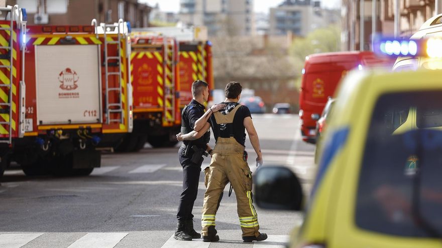 Mueren dos bomberos y otro resulta herido grave tras un incendio en un garaje de Alcorcón