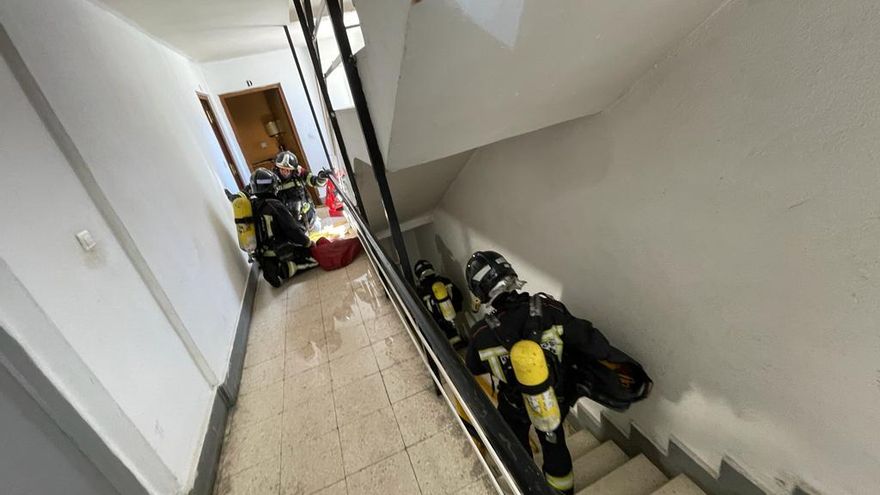 Intervención en un incendio en una vivienda de la calle Gran Capitán de Trobajo del Camino.