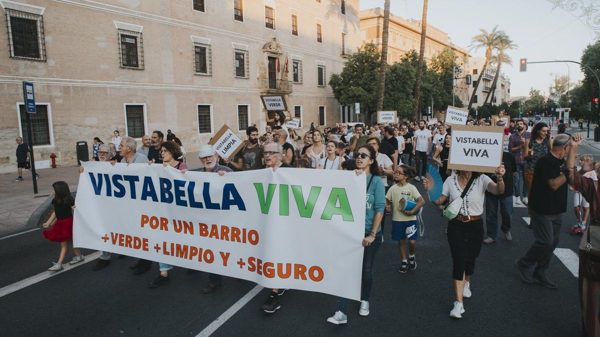 Centenares de vecinos de Vistabella reclaman un barrio verde, limpio y seguro: "Nos sentimos abandonados"