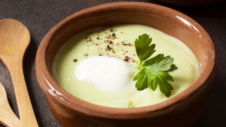 Puedes cambiar las proporciones de puerro y patata para alterar la textura de la receta