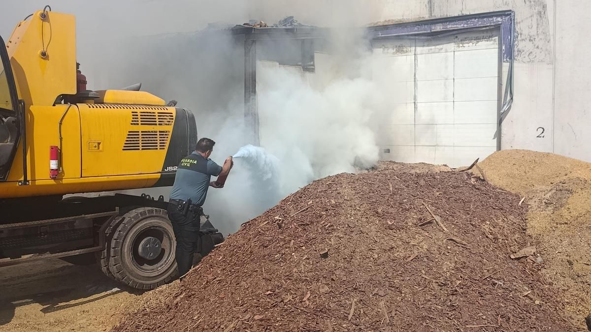 Guardia Civil apagando el incendio que amenazaba a una nave en Espiel.