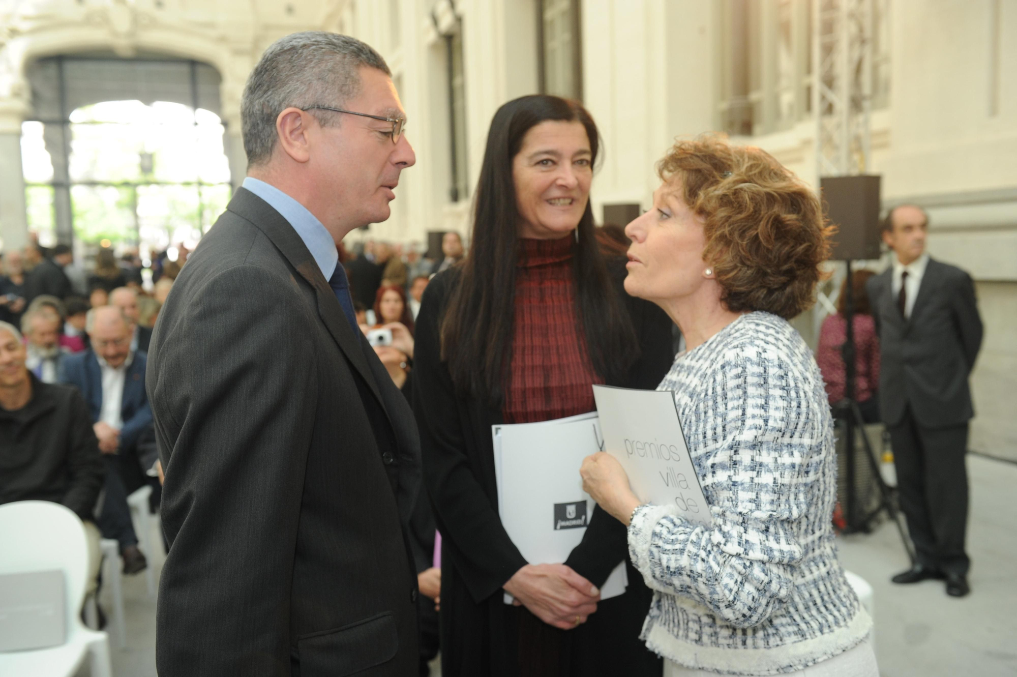 Alberto Ruíz Gallardón y la periodista Rosa María Mateo durante la entrega de los premios Villa de Madrid (25 de abril 2011)