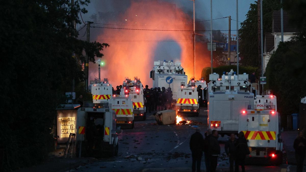 La policía desplegó cañones de agua para extinguir incendios provocados por manifestantes durante los disturbios en Antrim Road, en Newtownabbey, al norte de Belfast, Irlanda del Norte.