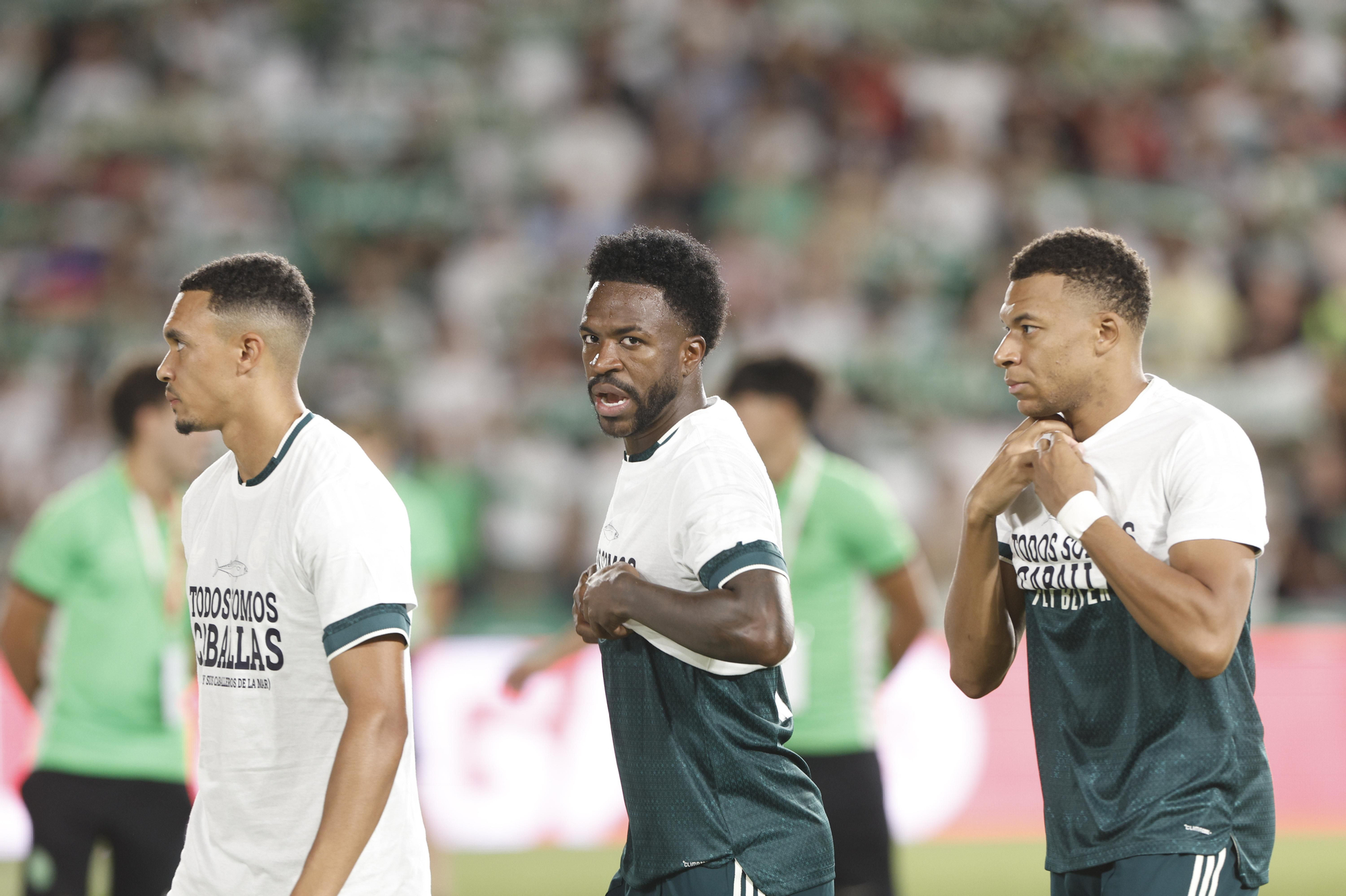 Vinícius y Bellingham con la camiseta de apoyo a Ceuta medio oculta en el partido de Elche el 15 de septiembre.