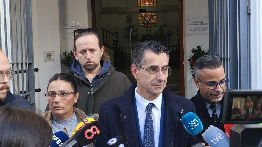 Archivo - El alcalde de Barbate, Miguel Molina, atiende a los medios tras el minuto de silencio por los dos guardias civiles fallecidos hace un año