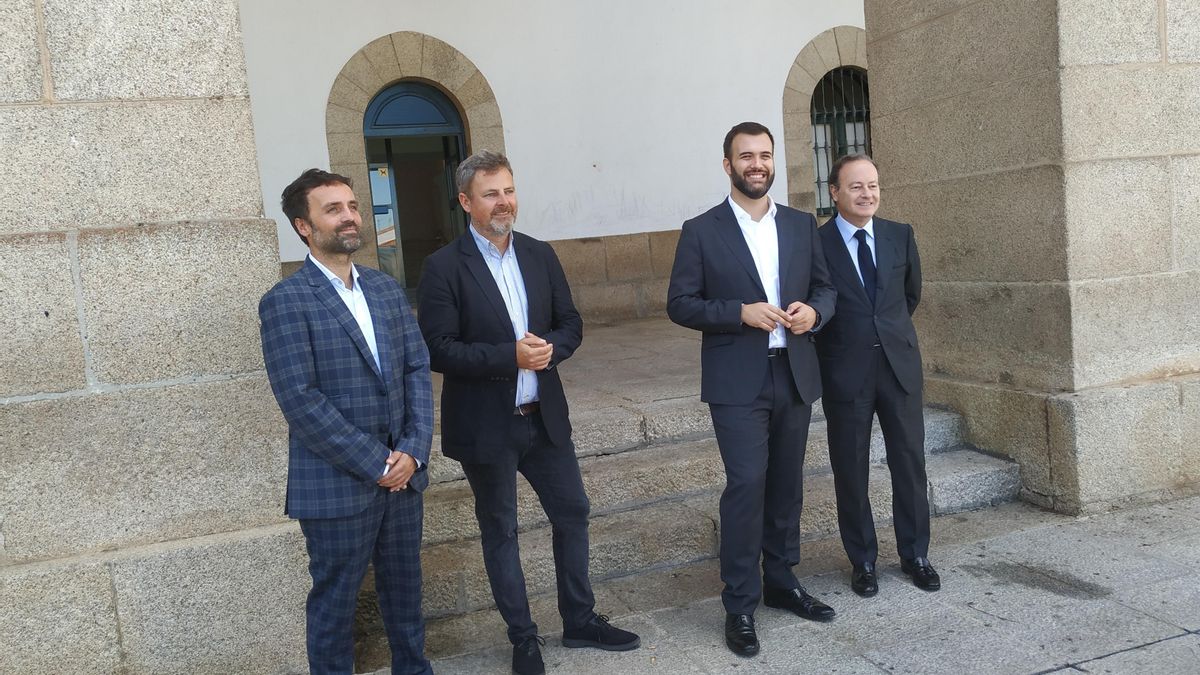 El presidente de la AEEF, Miguel Ángel Leal, el concejal de Turismo de Cáceres, Jorge Villar, el alcalde de Cáceres, Luis Salaya, y el presidente del IEF, José Luis Blanco, tras la presentación del XXV Congreso Nacional de la Empresa Familiar