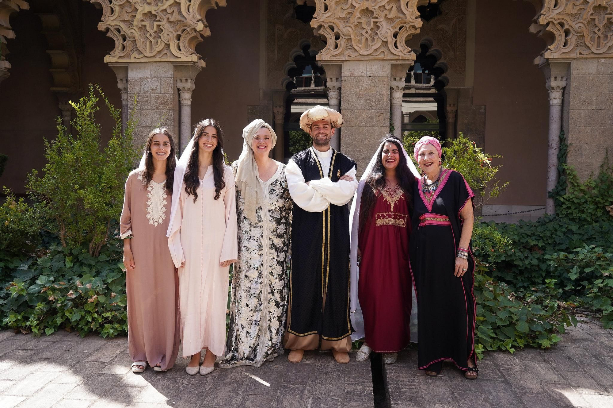 Representantes de la Morisma de Aínsa, este martes en el palacio de la Aljafería.