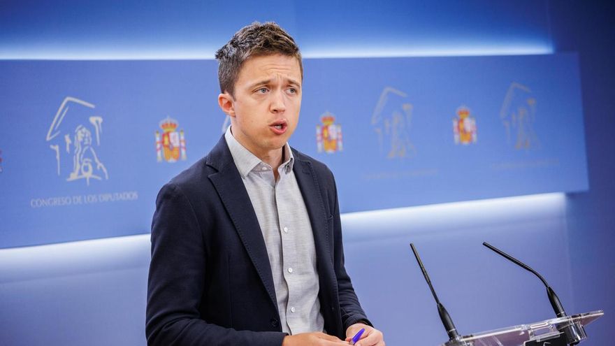 El líder de Más País, Iñigo Errejón, interviene en una rueda de prensa previa a una Junta de Portavoces, en el Congreso de los Diputados, a 26 de abril de 2022, en Madrid (España).