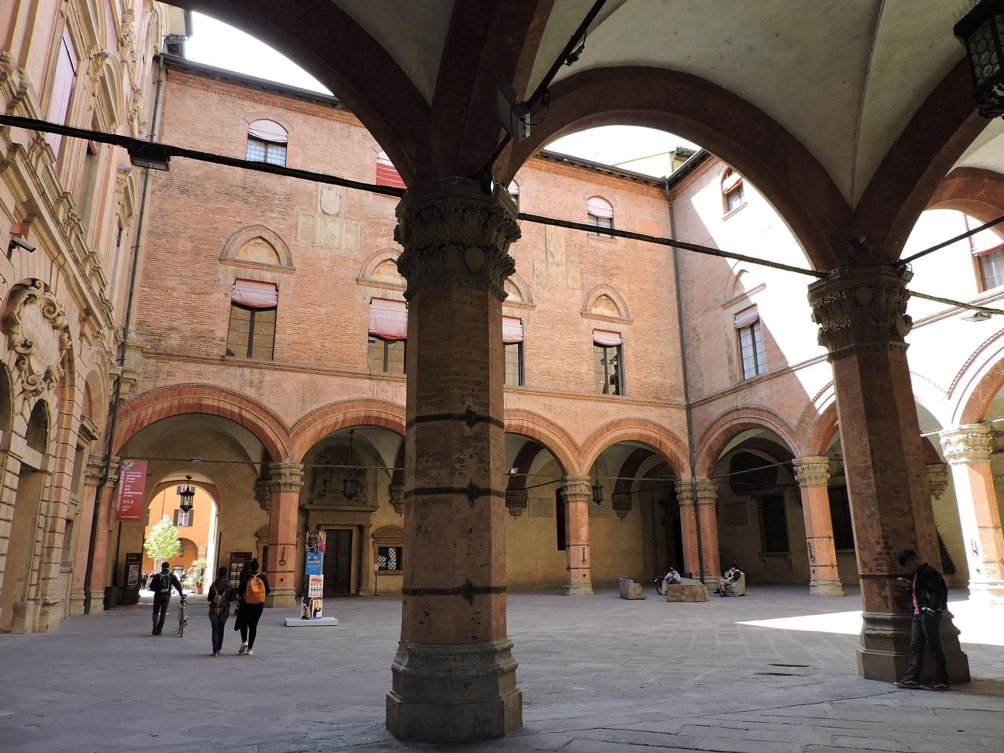 Patio del Palazzo d'Acurssio.