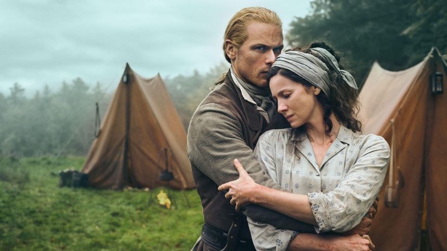 Dos de los protagonistas de 'Outlander'.