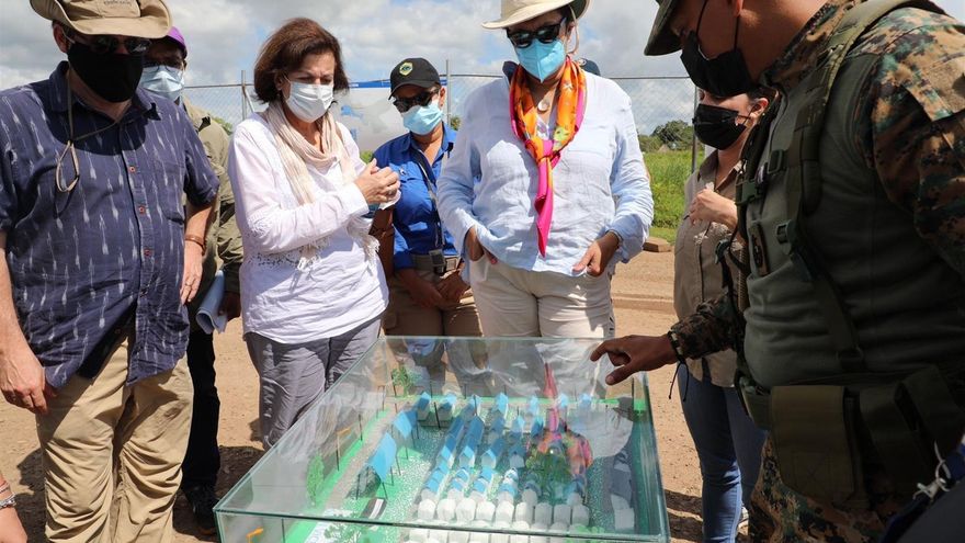 La subsecretaria de EE.UU. visita frontera de Panamá en plena ola migratoria