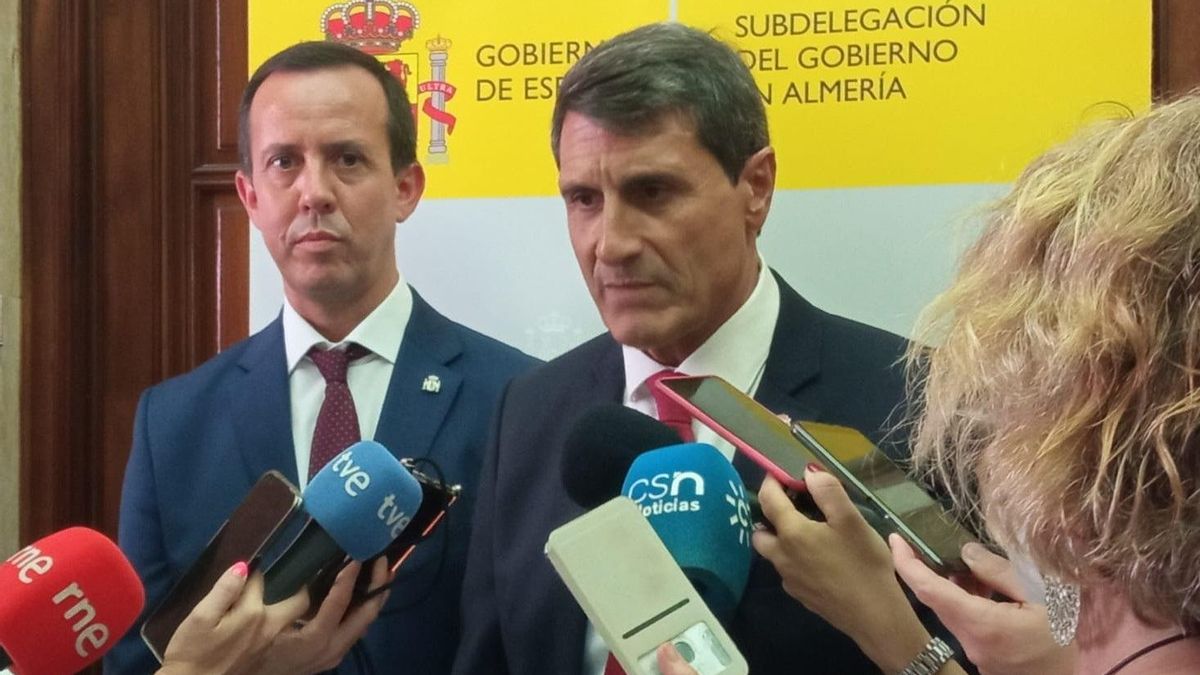 Archivo - El delegado de Gobierno en Andalucía, Pedro Fernández,atiende a los medios en una imagen de archivo.