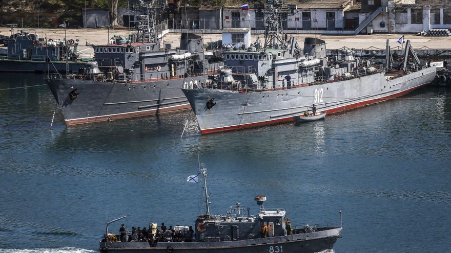 Buques de guerra rusos atracados en el puerto de la ciudad de Sebastopol, en Crimea (Ucrania). EFE/Sergei Ilnitsky/Archivo