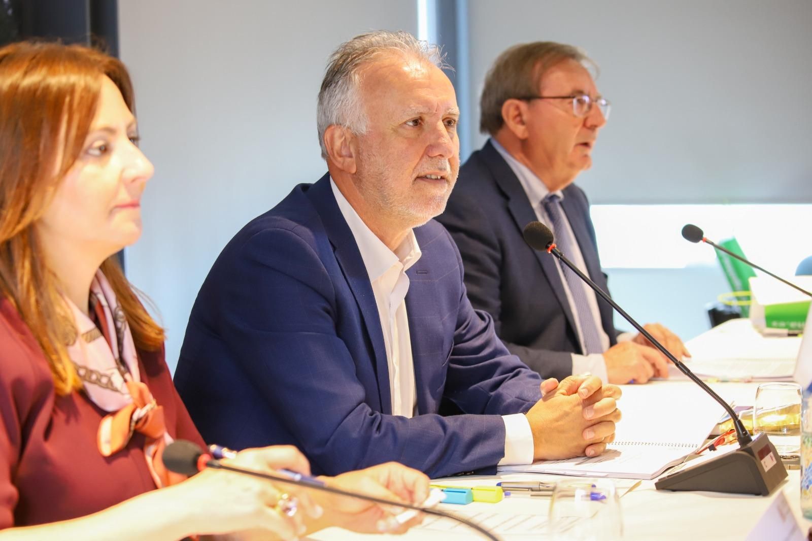 Nieves Lady Barreto, consejera de Presidencia  del Gobierno de Canarias, y Ángel Víctor Torres,  ministro de Política Territorial y Memoria Democrática.