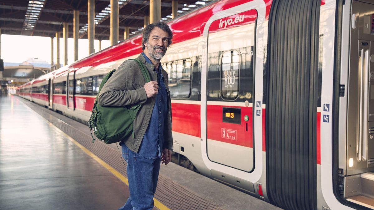 Pasajero montando en un tren iryo