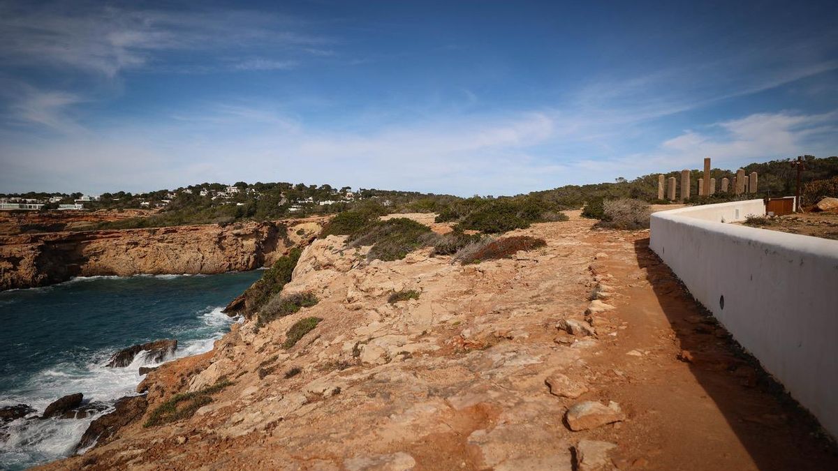 Cala Llentia era una cala casi virgen hasta que se plantaron los monolitos en invierno de 2014.