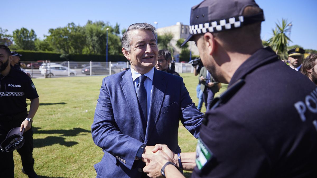 Archivo - El consejero de Presidencia, Interior y Diálogo Social de la Junta de Andalucía, Antonio Sanz, saluda una agente de la Policía Local