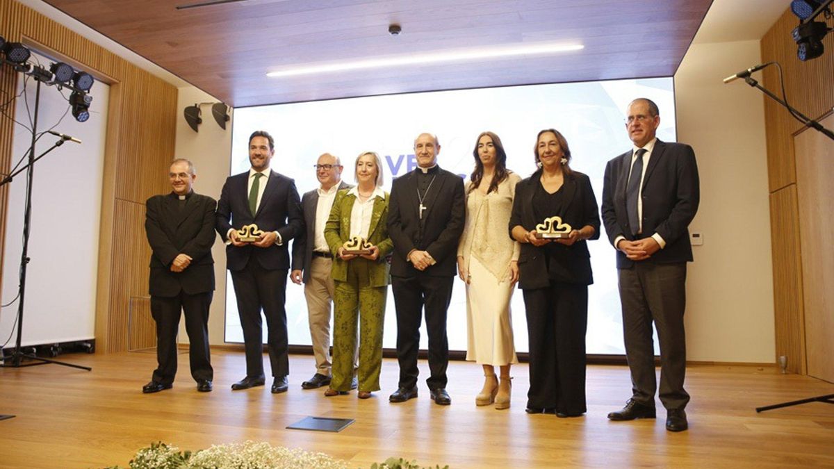 El obispo (centro), con los galardonados por Cáritas Diocesana con los premios a 'Entidades con Corazón'