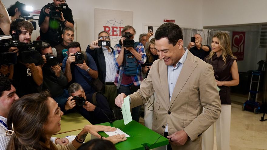 El candidato del PP-A a la reelección al frente de la Junta, Juanma Moreno, ejerce su derecho al voto.