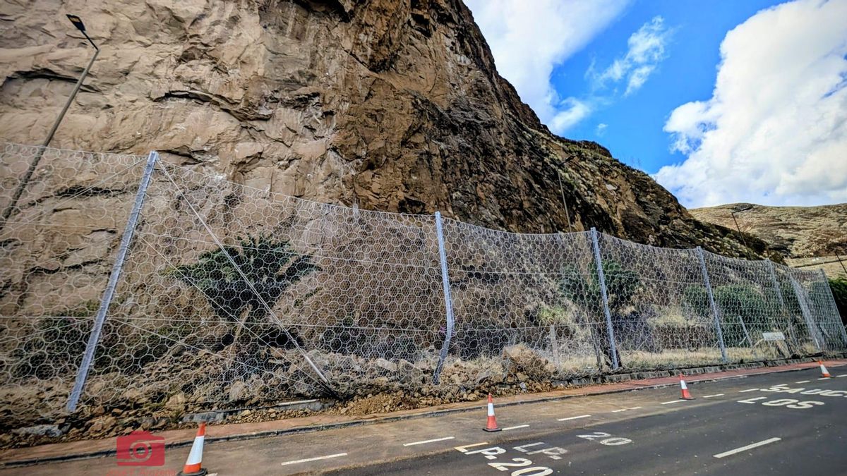 Barreras dinámicas de protección de la carretera de Bajamar afectada por desprendimientos provocados por las lluvias.