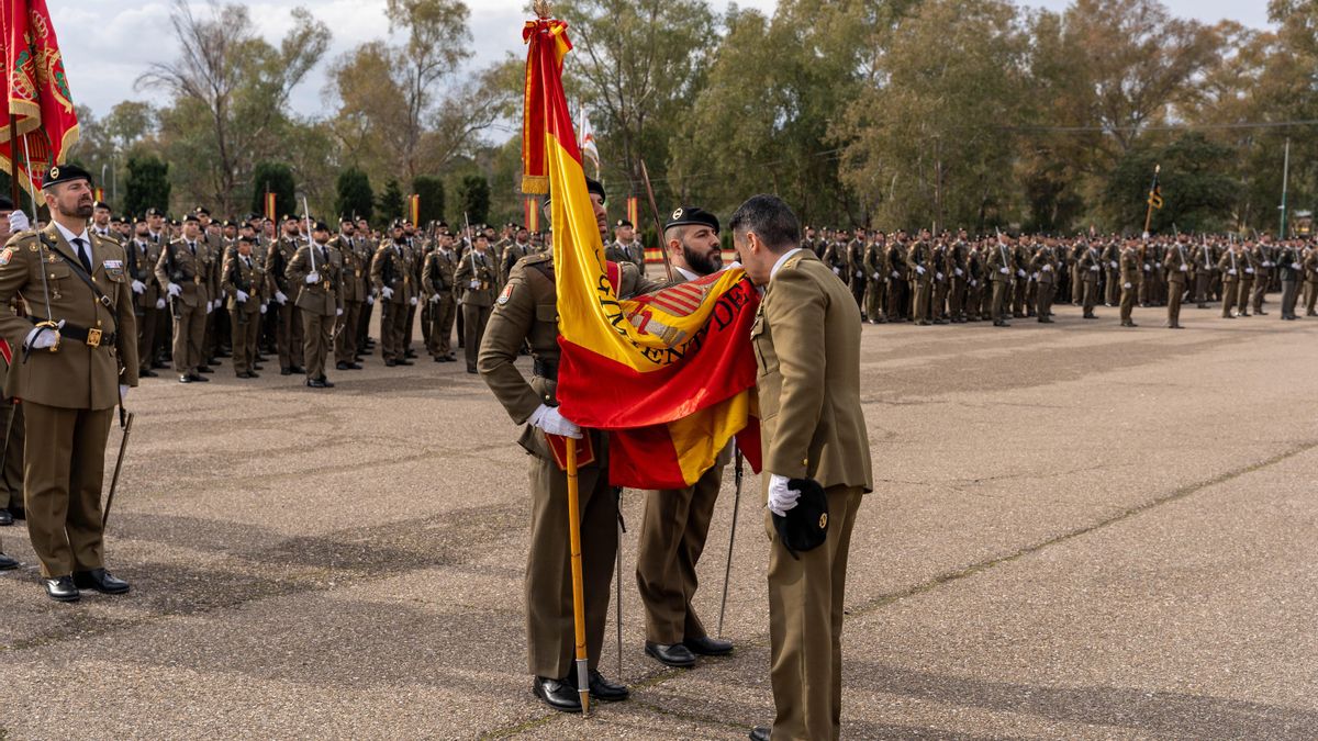 El coronel Navarro, despidiéndose de la bandera.
