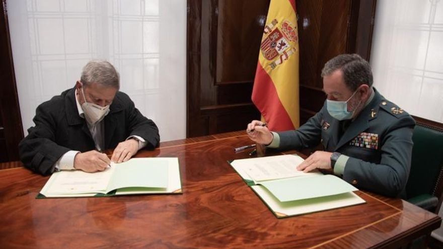 El director Adjunto Operativo (DAO) de la Guardia Civil, Pablo Salas, firma un convenio con la Federación Española de Asociaciones de Amigos del Camino de Santiago