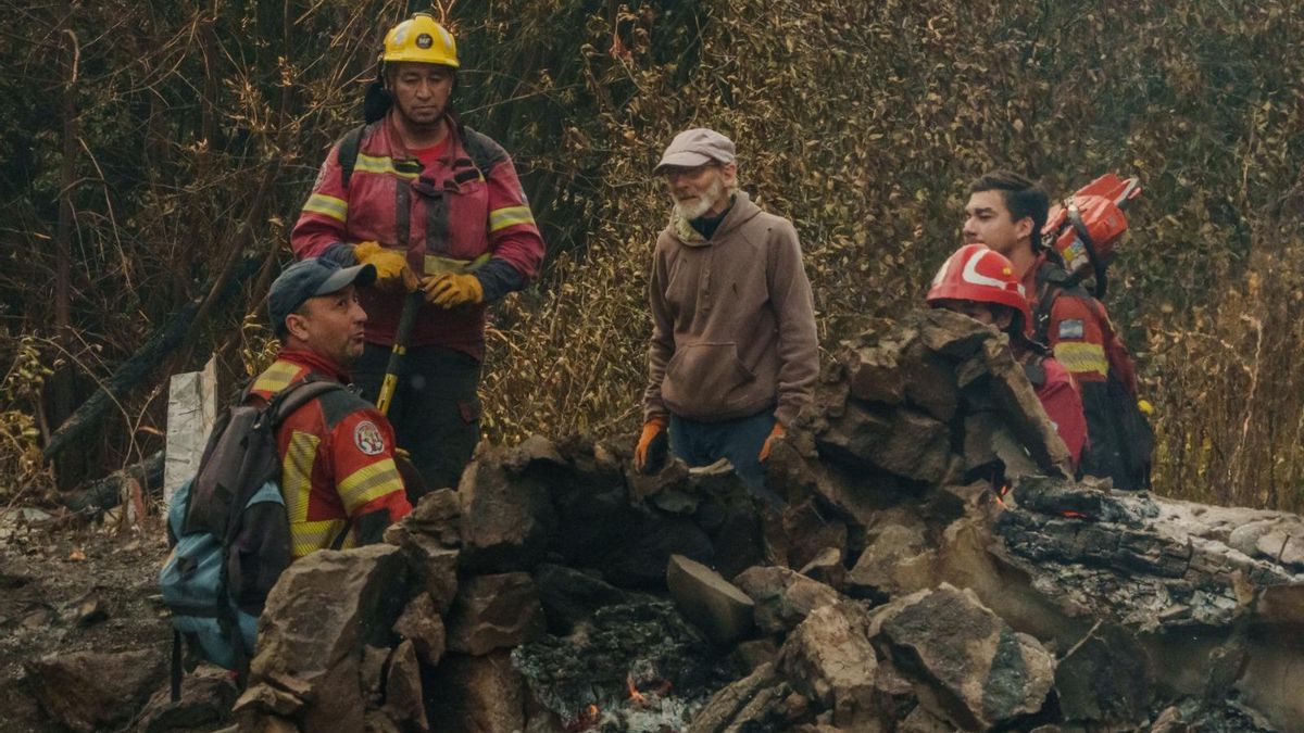Lucas Chiappe, al centro (de gorrita), entre los bomberos que combaten el fuego.