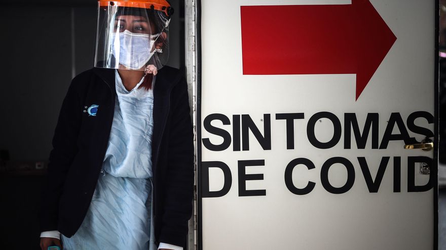 Una trabajadora sanitaria hace guardia en una zona de urgencias por covid-19 de una clínica de Buenos Aires (Argentina). EFE/Juan Ignacio Roncoroni