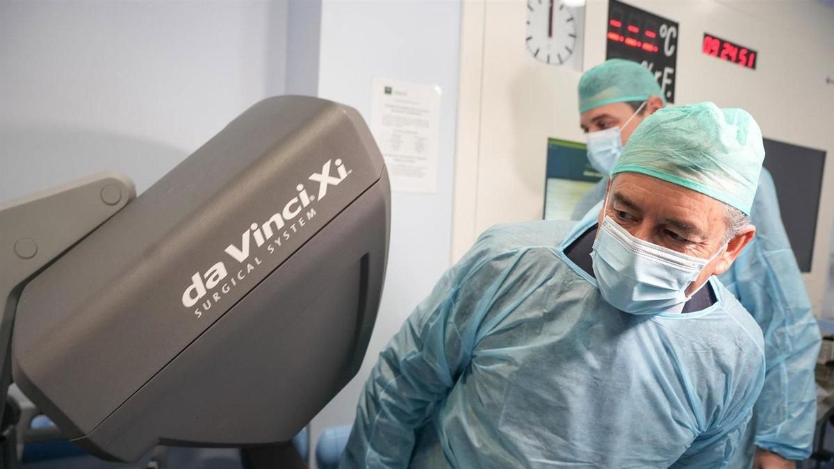 Antonio Sanz observa uno de los sistemas de cirugía robótica Da Vinci con los que cuenta el Hospital Reina Sofía de Córdoba.