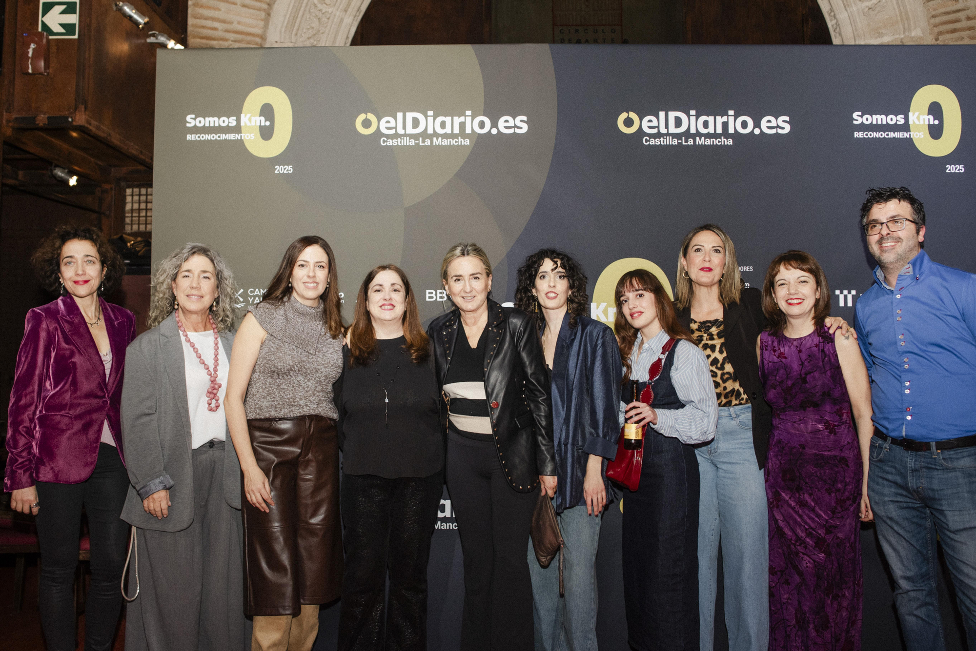 Parte del equipo de elDiario.es Castilla-La Mancha junto a cargos públicos