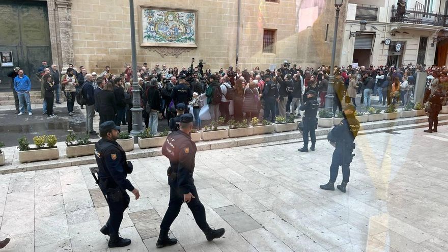 Algunos de los manifestantes a las puertas de Les Corts Valencianes.