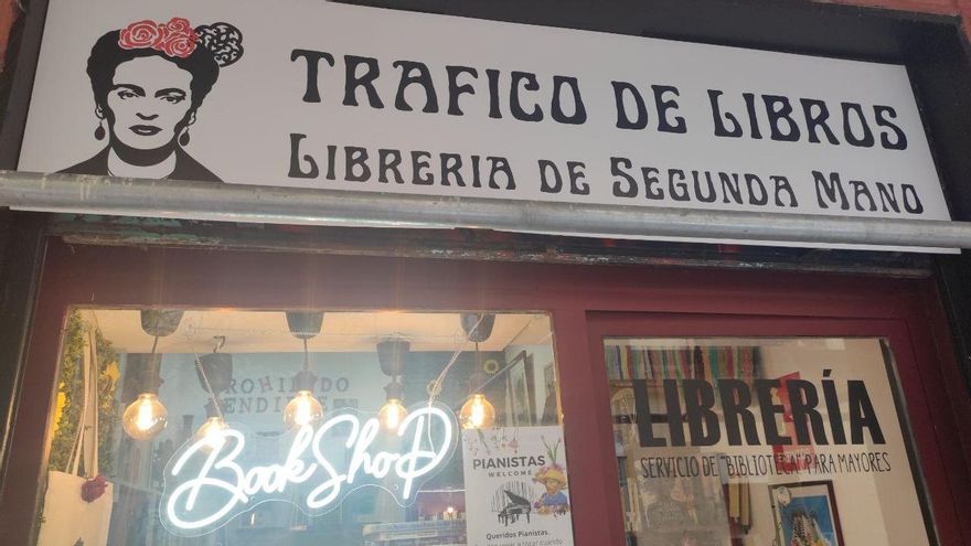 La librería de Lavapiés que funciona también como biblioteca para personas mayores e invita a tocar el piano