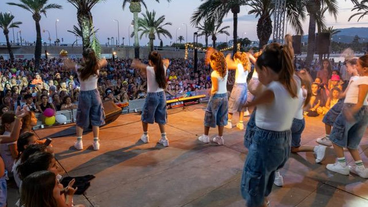 Momento de una actuación de diferentes niñas en el escenario frente al público en el Parc de la Mar