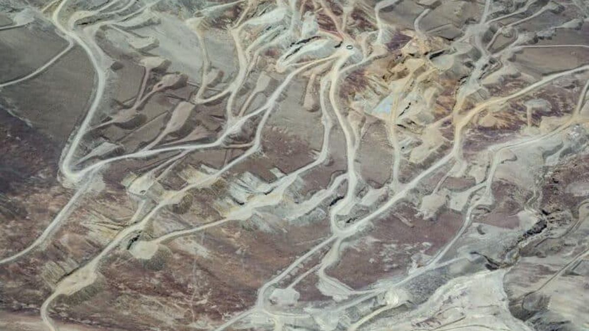 Greenpeace sobrevoló distintos proyectos mineros en la provincia de San Juan, donde se observan aperturas de caminos, remoción de suelo y delimitaciones para futuras tareas exploratorias en sectores de alta montaña, donde la normativa vigente restringe este tipo de actividades. Foto: cortesía Greenpeace Argentina para Mongabay Latam