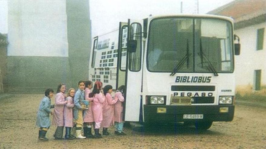 Cincuenta años de los Bibliobuses de León: un viaje por los pueblos con la cultura a bordo que va sobre ruedas