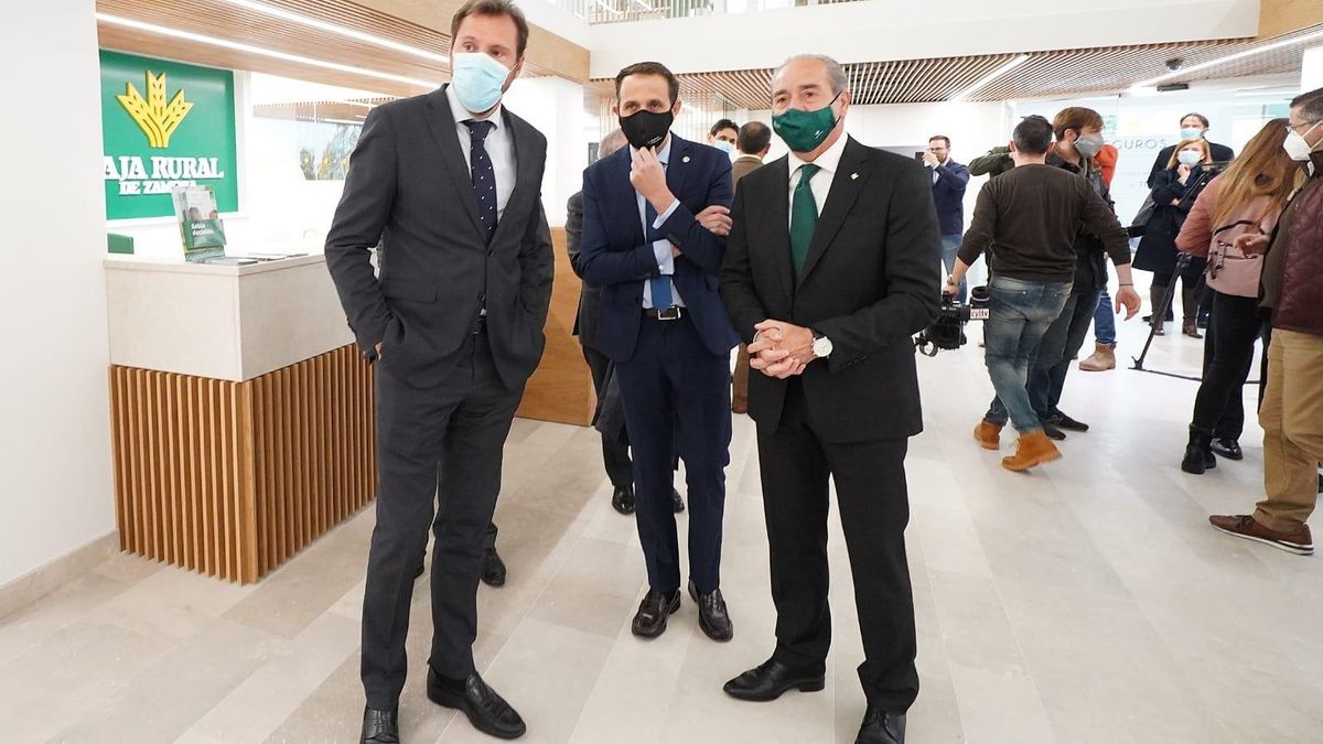 Puente en la inauguración de una sucursal bancaria.