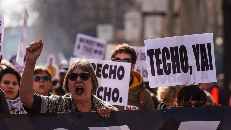 Varias personas durante una manifestación por una vivienda digna, a 9 de febrero de 2025, en Madrid