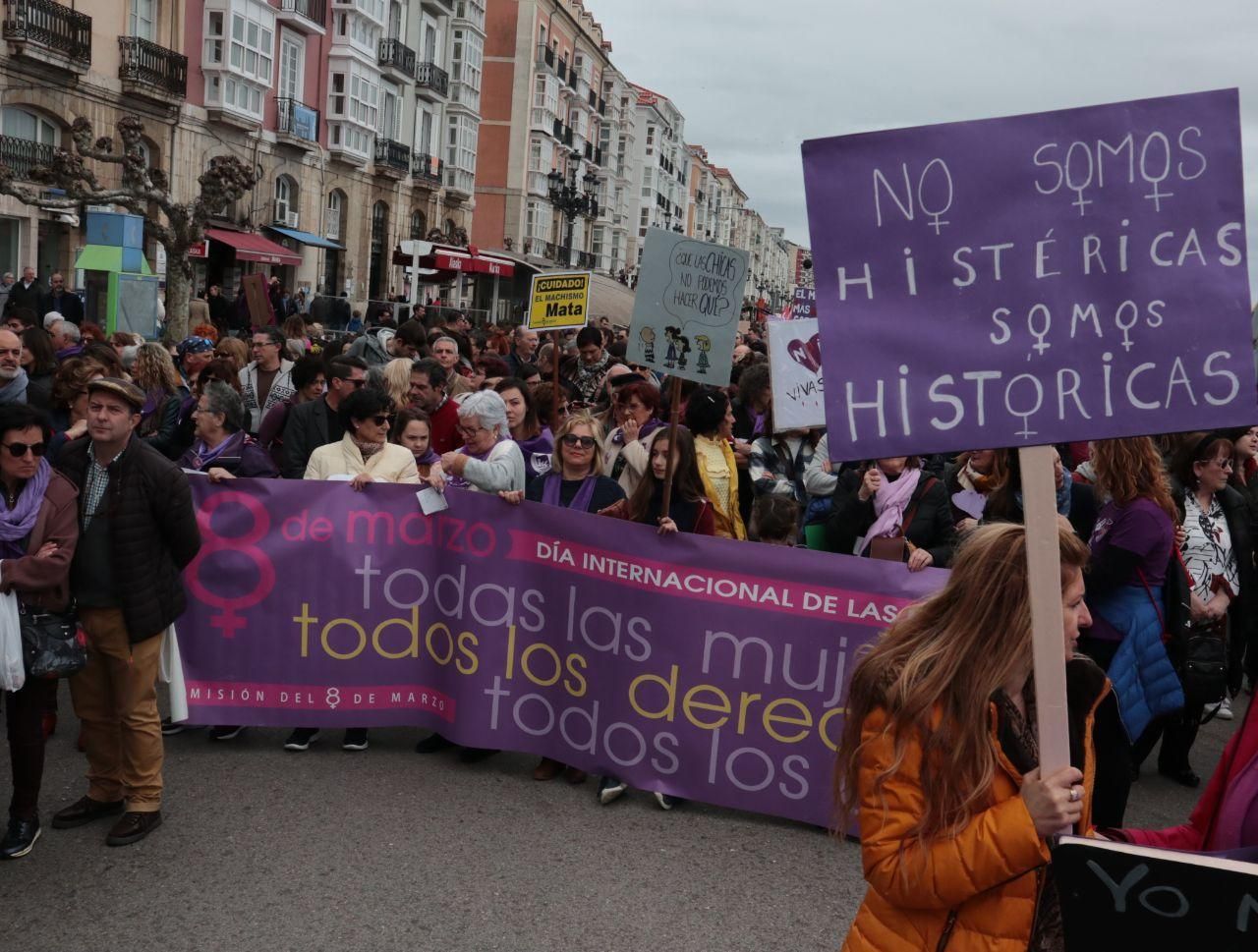 Manifestación feminista por el 8M en Santander. | ANDRÉS HERMOSA