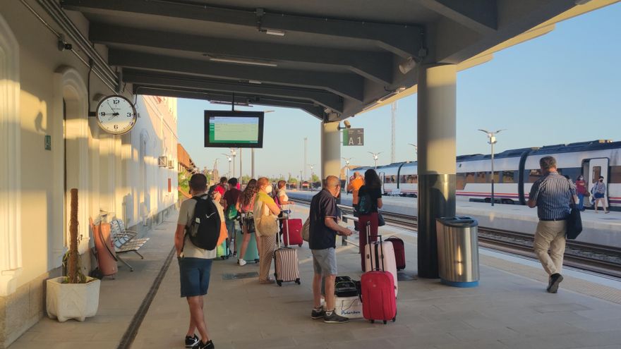 Renfe transportará a los viajeros extremeños en autobús por obras de mejora en mayo y junio