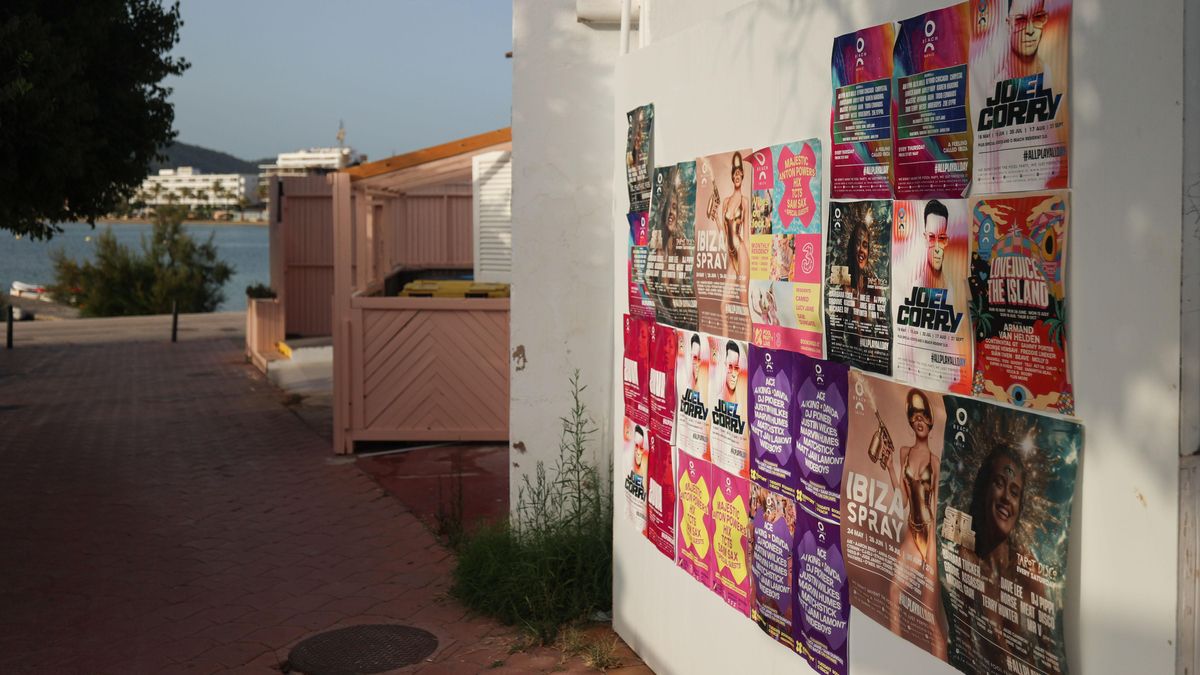 Varios carteles promocionales de las fiestas diurnas de la empresa.