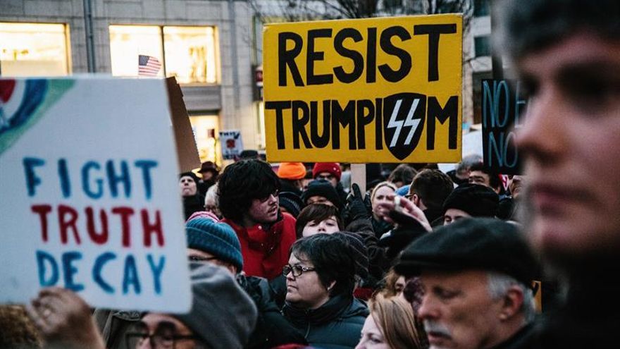 Protestan en varias ciudades de Estados Unidos en contra del muro de Trump