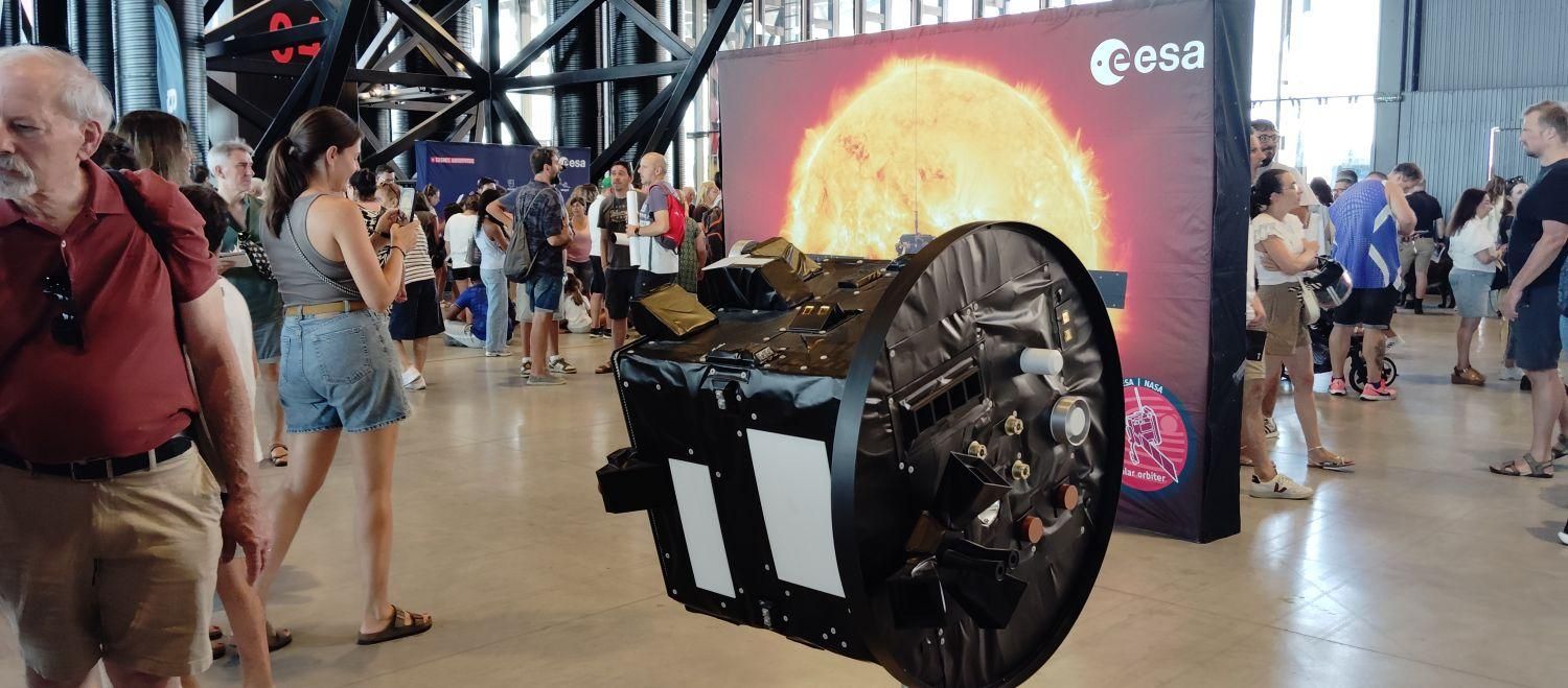 Una maqueta de un satélite que estudia la corona solar.